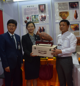 中國(guó)駐泰國(guó)大使館參贊煅煉女士親臨展會(huì)現(xiàn)場(chǎng)，并收藏了劉新安制作的彩陶代表作《小口尖底瓶》